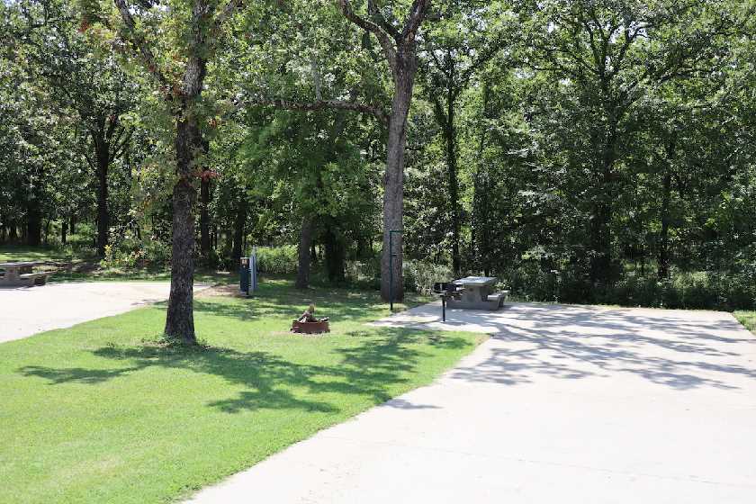 Sequoyah State Park outdoor picnic table 